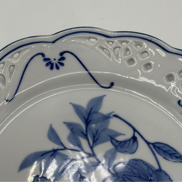 Set of 2 Blue & White Porcelain Hanging Plates - Floral Design - Picture 6 of 14